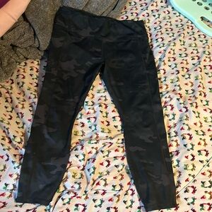 Camo print Black leggings size XL/XG (16-18)